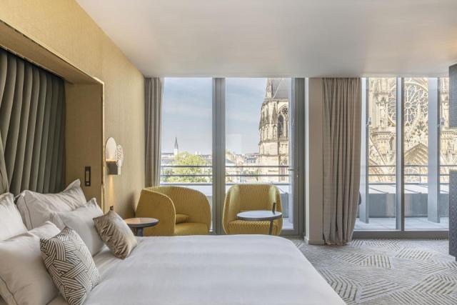 hôtel 5* face à la Cathédrale Notre-Dame